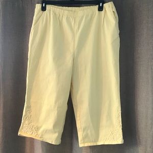 Lemon 🍋 yellow capris